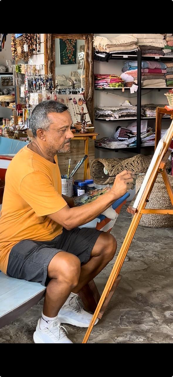 Paulo Gaspar pintando na Loja Arte Artesanato